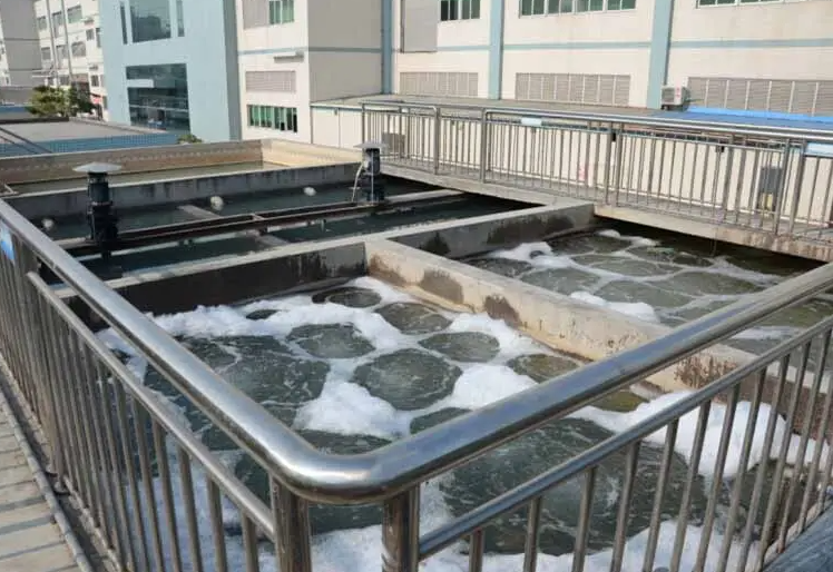 （图：纺织印染污水泡沫池）